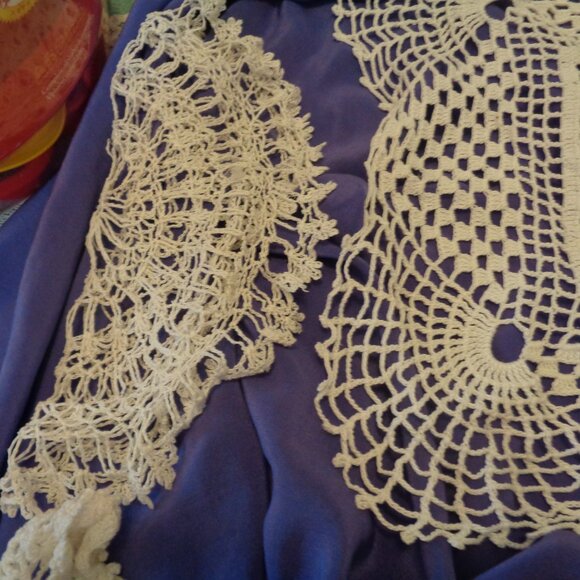 VINTAGE RETRO OLD LACE EDGE RETRO DOILYS PLASTIC FIGURINE OLD CUP LOT - Picture 7 of 16